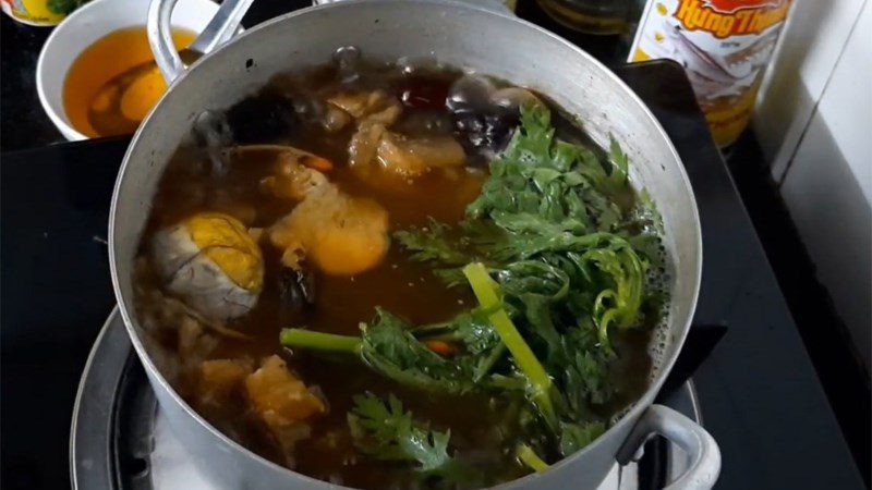 Beef tendon stewed with medicinal herbs