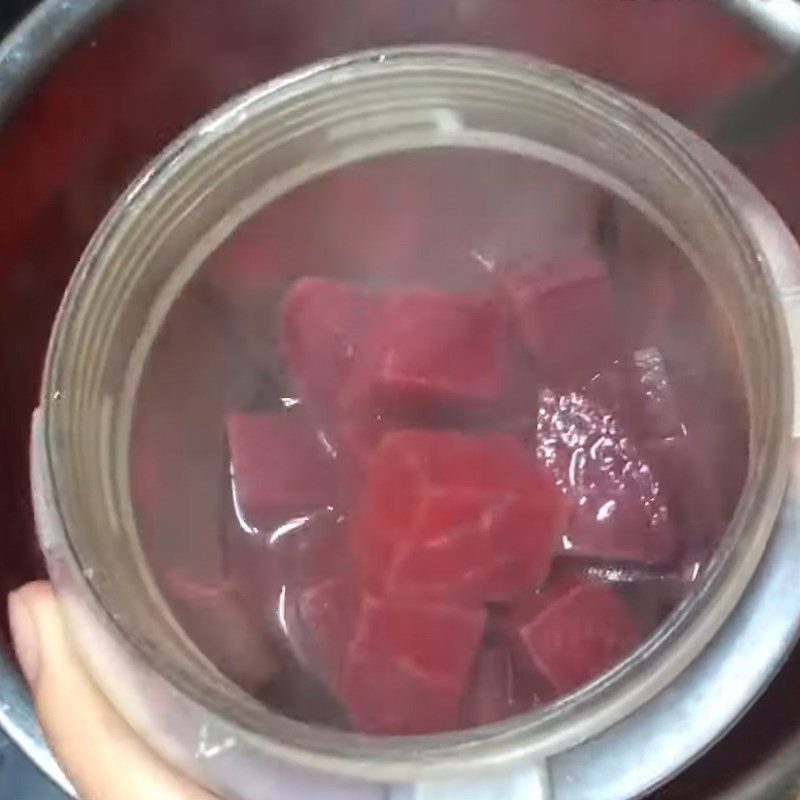 Step 2 Mince the beef and grind the beetroot Beetroot beef porridge