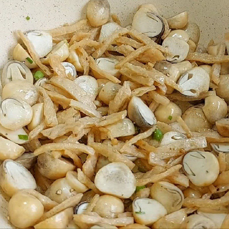 Step 3 Sauté mushrooms and vegetarian ribs Vegetarian rice noodle cake