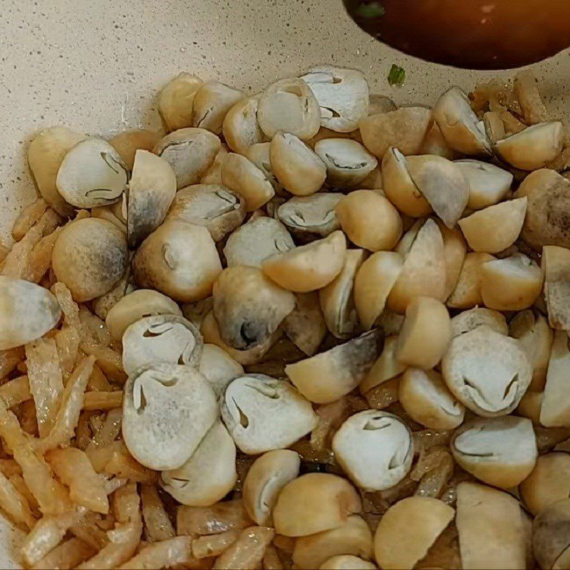 Step 3 Sauté mushrooms and vegetarian ribs Vegetarian rice noodle cake