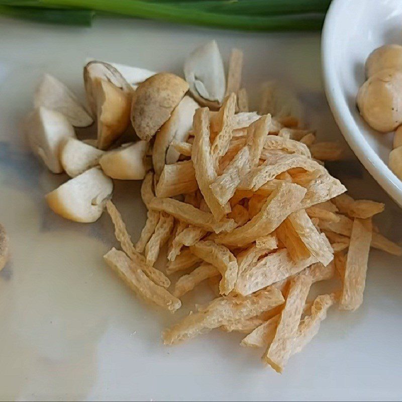 Step 2 Prepare the ingredients for vegetarian cut rice noodle