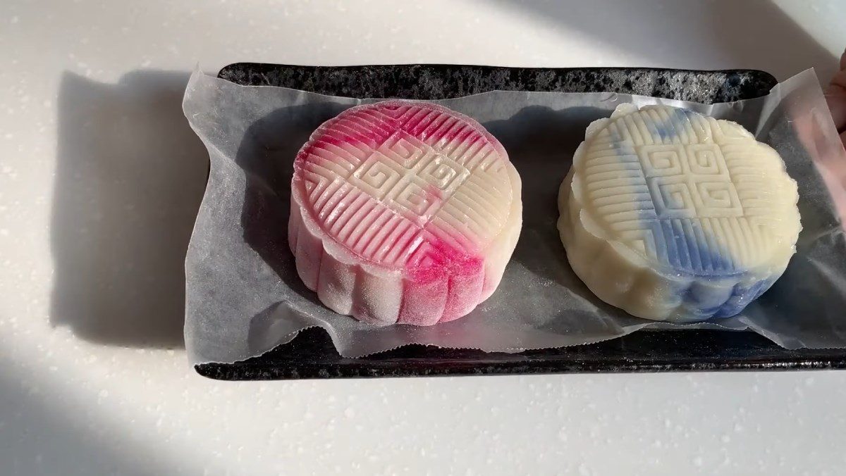 Soft rice cake with fresh glutinous rice flour and lotus seed filling