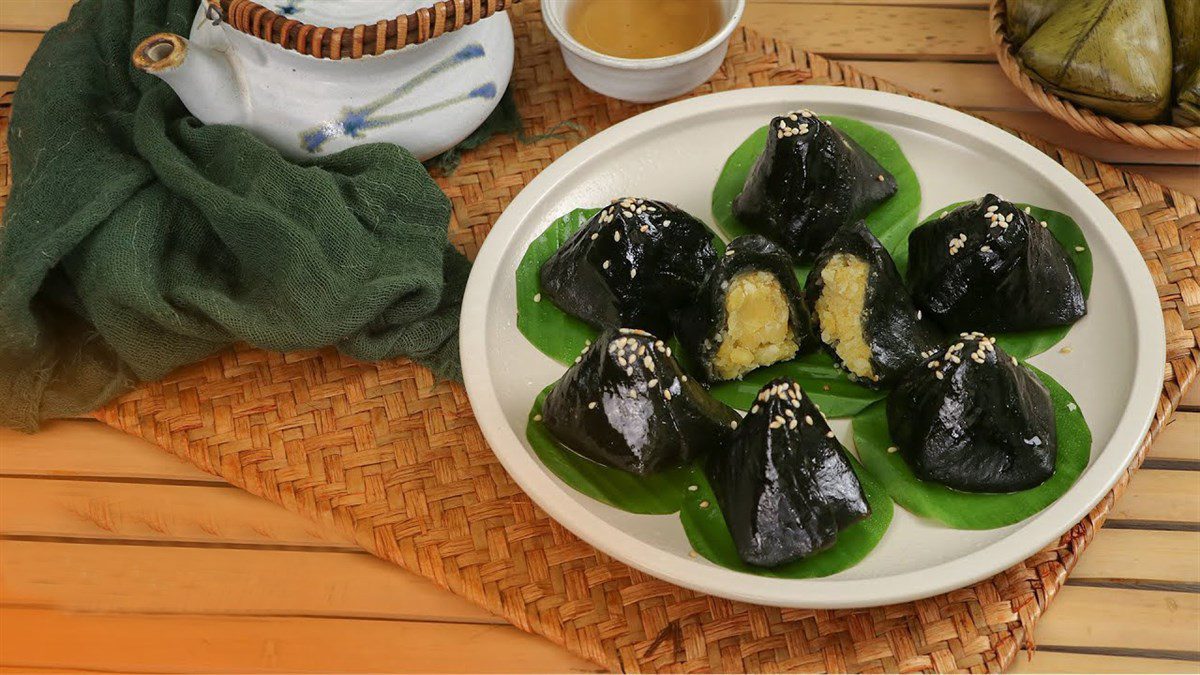 Banana leaf cake with mung bean filling