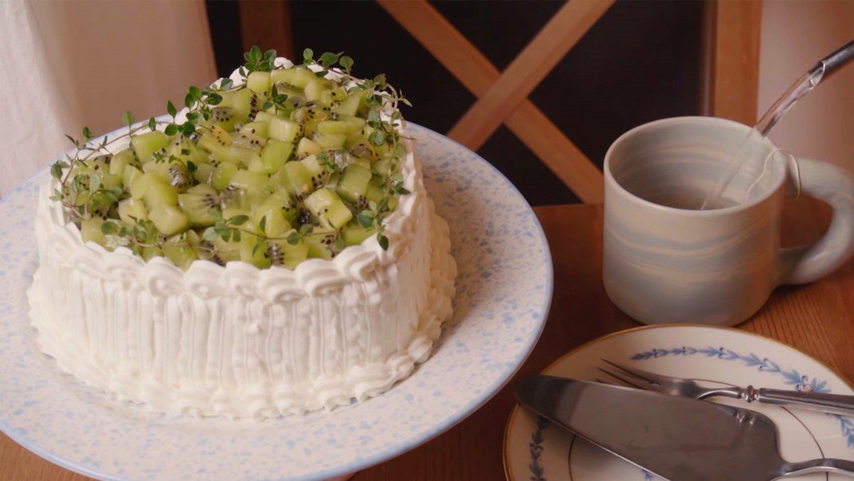 Heart-shaped Kiwi Cake