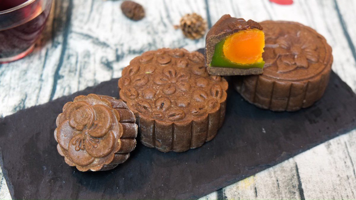 Chocolate mooncake with mung bean filling