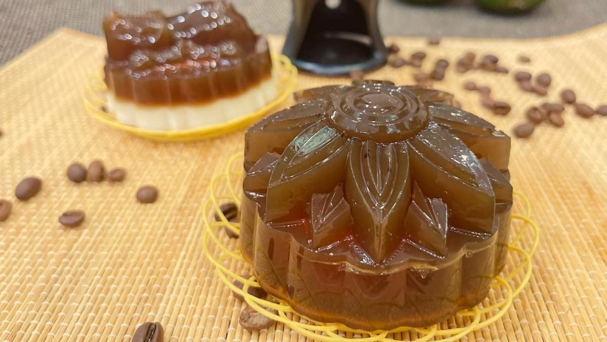 Jelly mooncake with coffee and flan filling