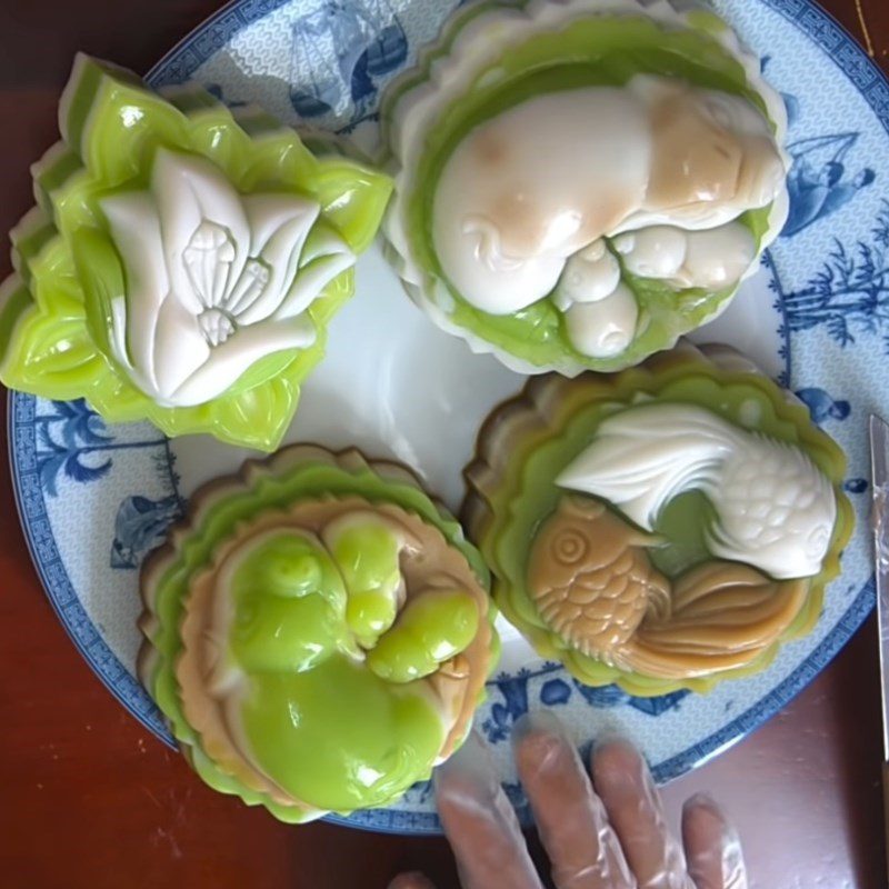 Step 9 Final Product Mooncake with jelly and taro filling