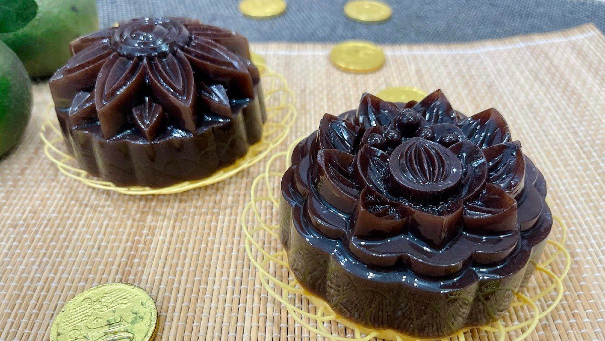 Chocolate jelly mooncake with flan filling