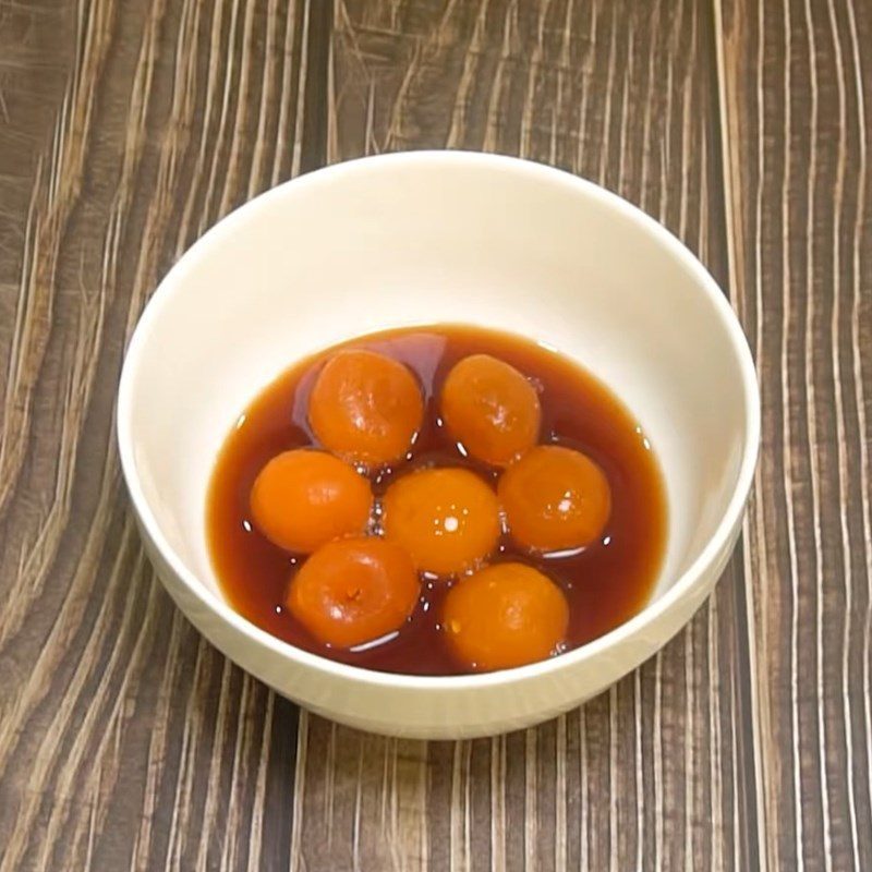 Step 1 Prepare and bake salted eggs for salted egg yolk mooncake using an air fryer