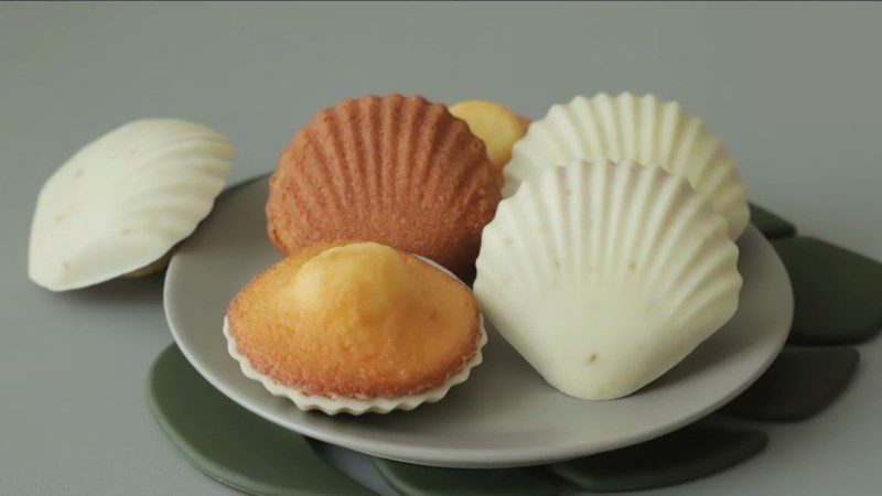 Madeleine shell cake with lemon