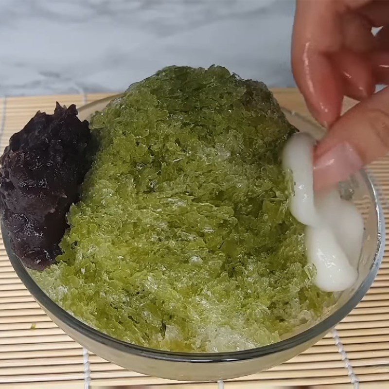 Step 4 Shaving ice and completing the green tea shaved ice