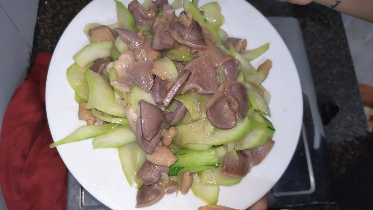 Stir-fried Gourd with Chicken Gizzards