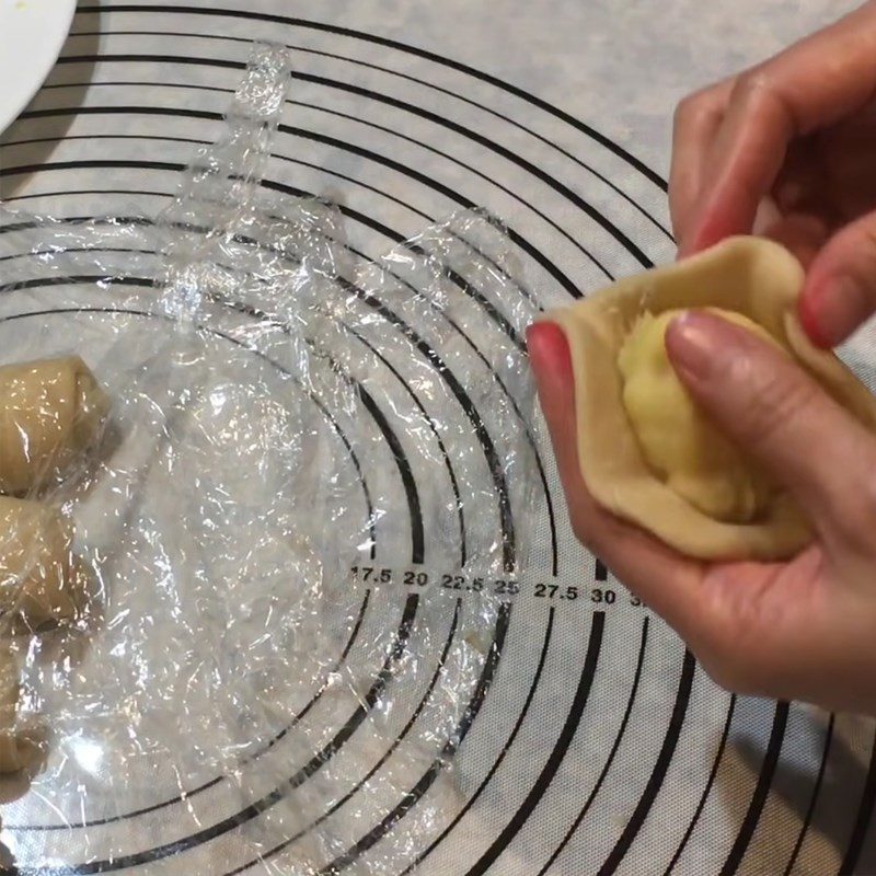 Step 5 Wrap the filling Chicken thigh cake