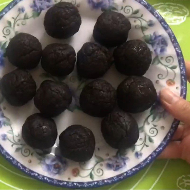 Step 3 Wrap the cheese filling Mooncake with chocolate and cheese filling