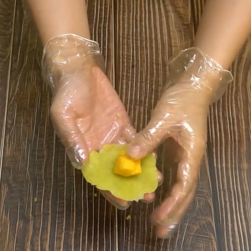 Step 3 Wrap the salted egg yolk filling Mooncake with salted egg yolk using an air fryer