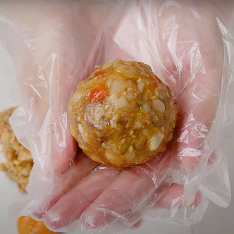 Step 7 Wrap the filling and shape the cake for the mixed mooncake with barbecued pork