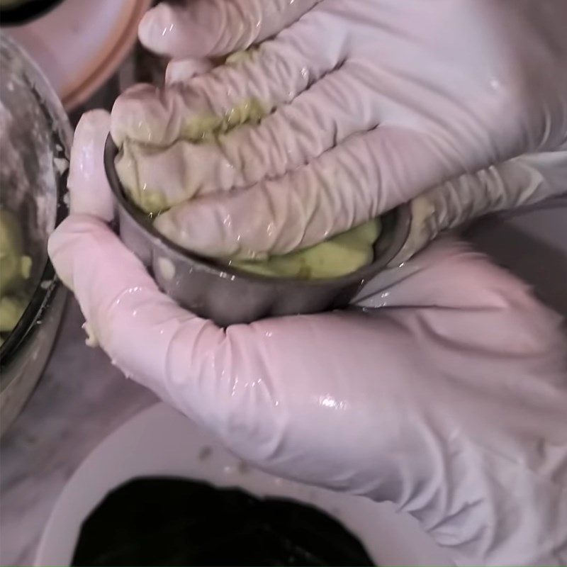 Step 5 Wrap the filling and press the mung bean cookie mold