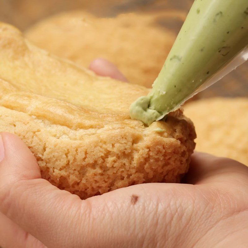 Step 5 Fill with green tea cream for choux pastry