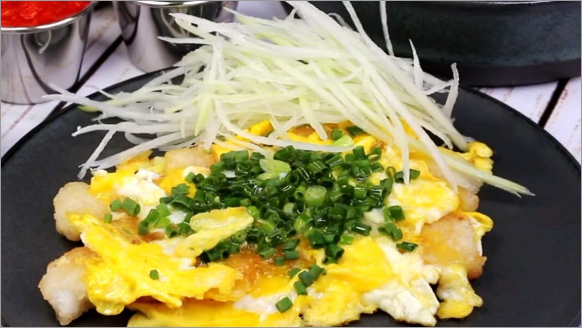 Fried flour with ground rice flour