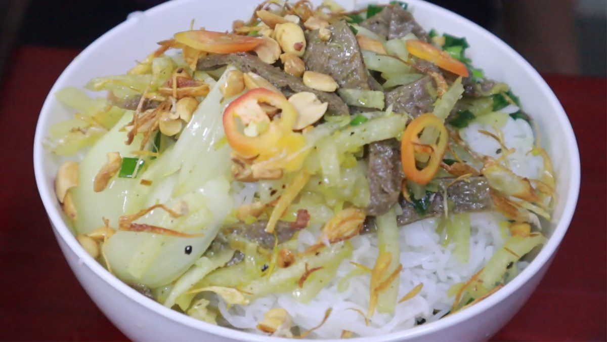 Stir-fried dry vegetarian noodles with beef