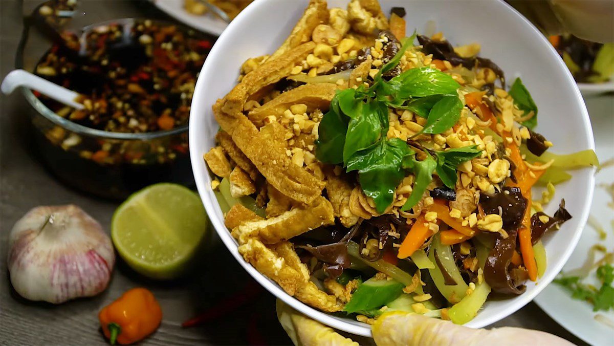 Vegetarian dry noodles with stir-fried vegetables and mushrooms