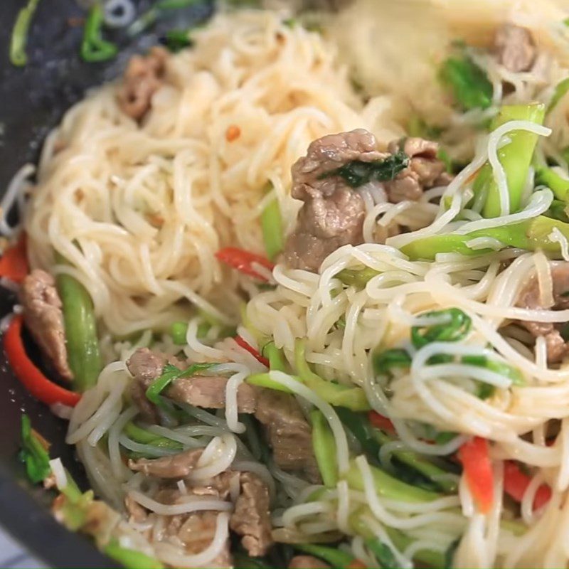 Step 3 Stir-fried noodles with beef and celery