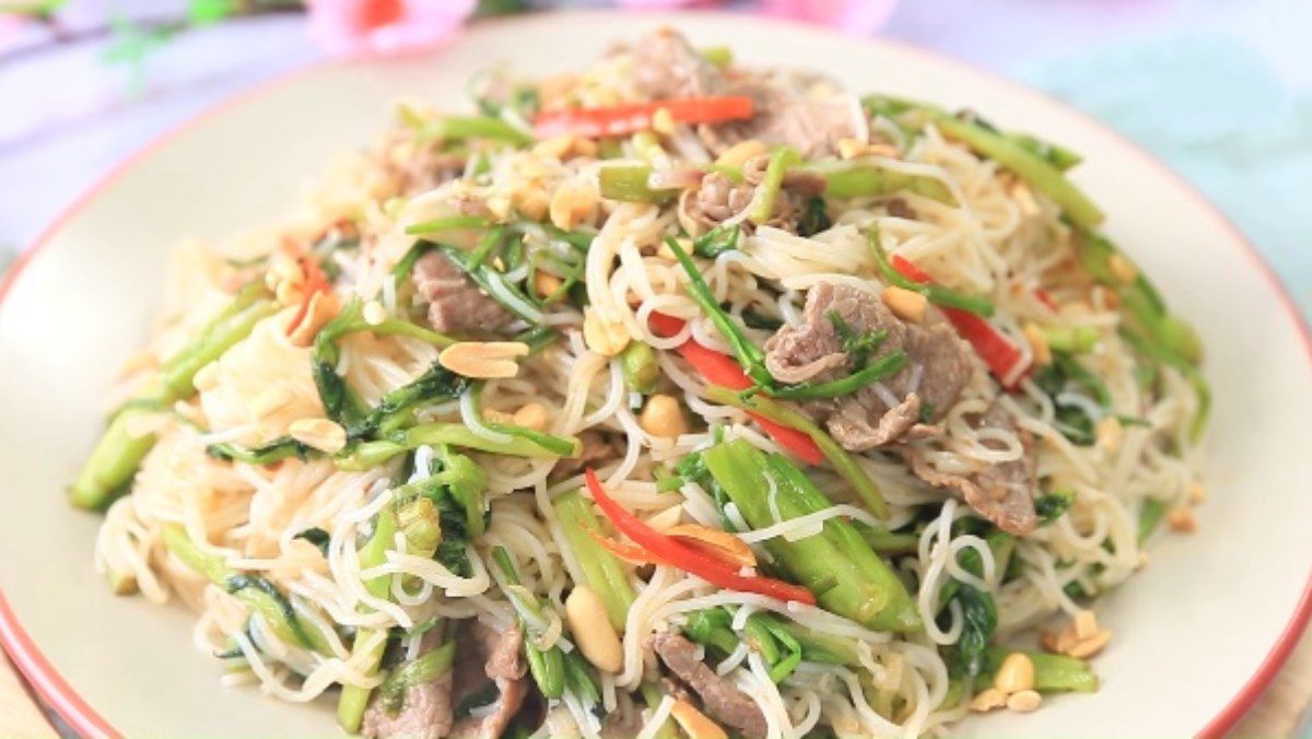 Stir-fried noodles with beef and water celery