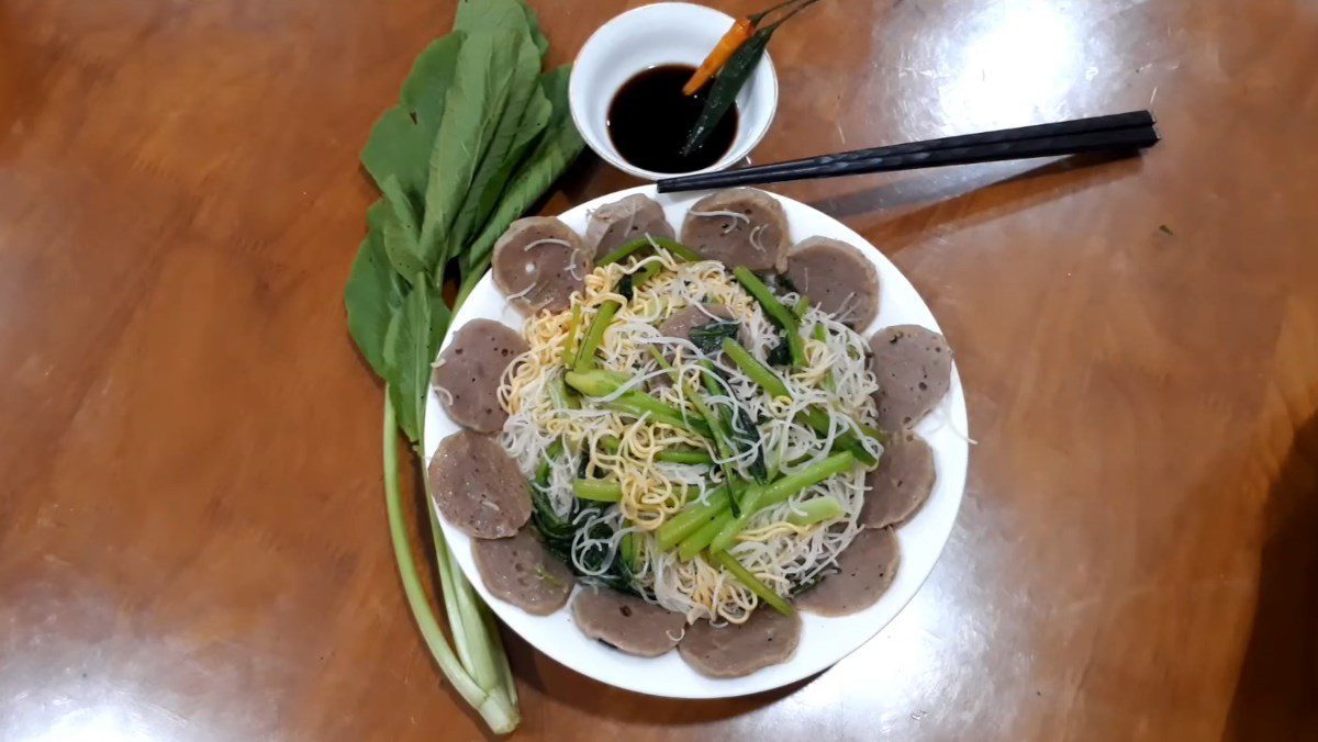 Stir-fried noodles with vegetables and beef balls