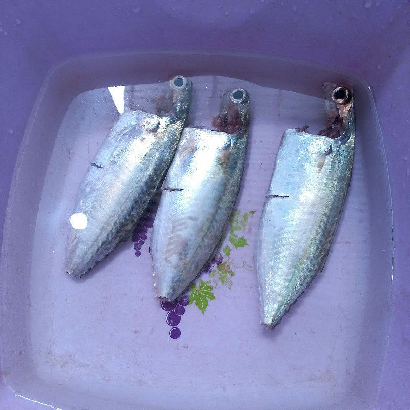 Step 1 Prepare mackerel Mackerel cooked with vegetables (recipe shared by users)