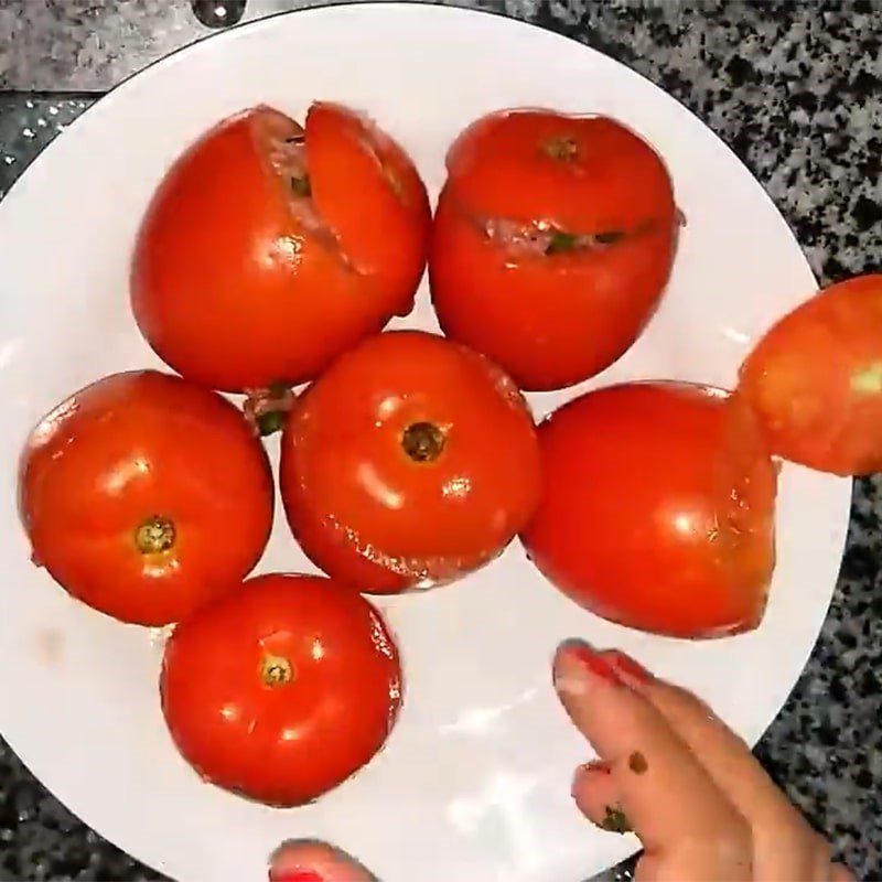 Step 3 Stuff the meat into the tomatoes Stuffed steamed tomatoes