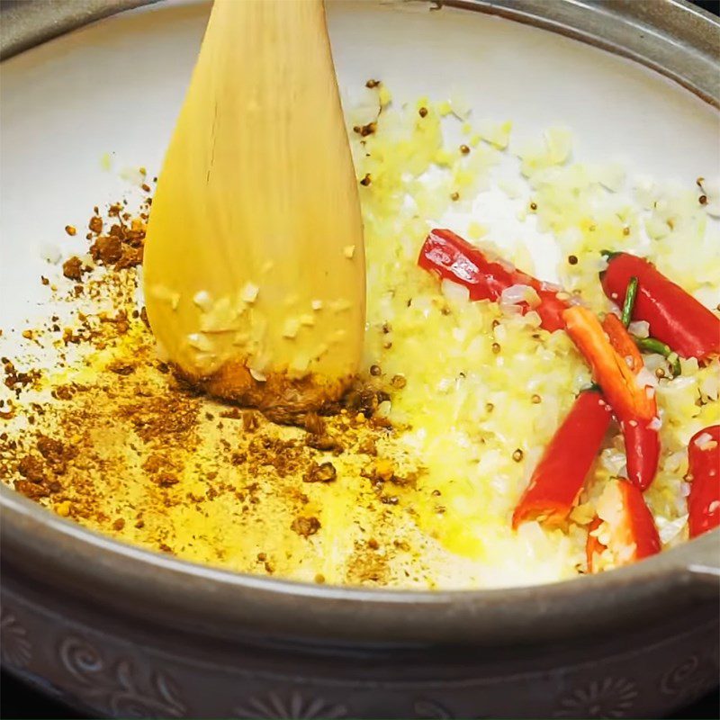 Step 2 Stir-fry the pork for rambutan pork curry