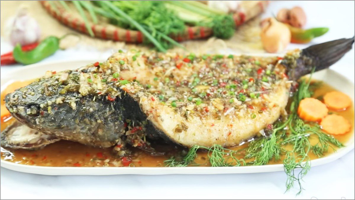 Crispy fried snakehead fish with tamarind sauce