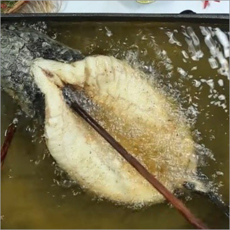 Step 2 Fry the fish Fried Snakehead Fish with Tamarind Sauce