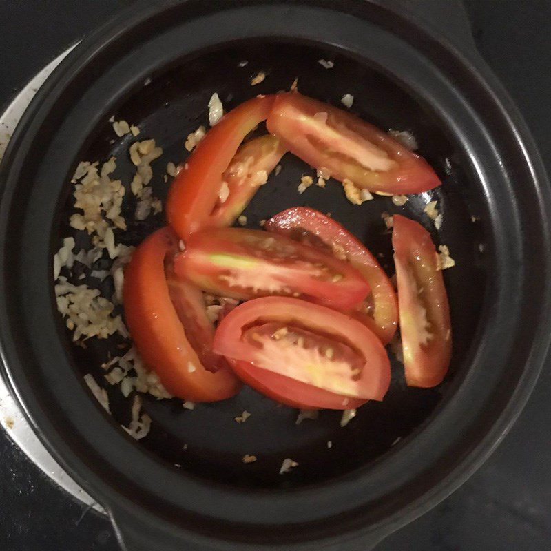 Step 2 Stir-fry the tomatoes for Sardines in Tomato Sauce with Eggs