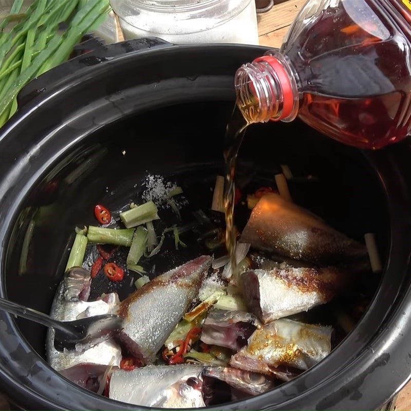 Step 3 Marinate the fish Mackerel braised with young jackfruit