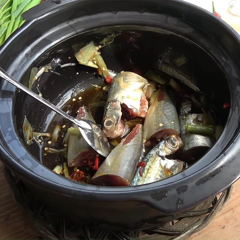 Step 3 Marinate the fish Mackerel braised with young jackfruit