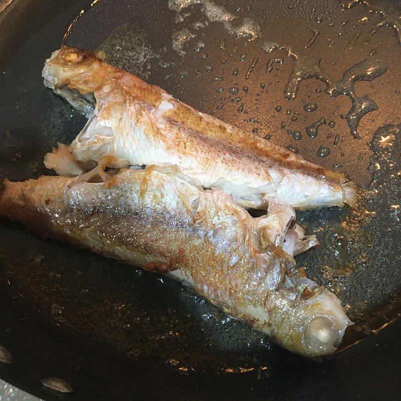 Step 3 Frying fish Fried fish with garlic chili sauce