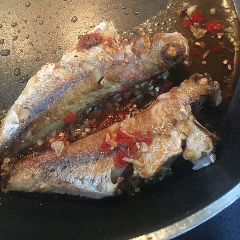 Step 3 Frying fish Fried fish with garlic chili sauce