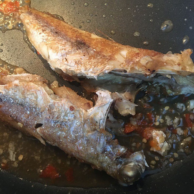 Step 3 Frying fish Fried fish with garlic chili sauce