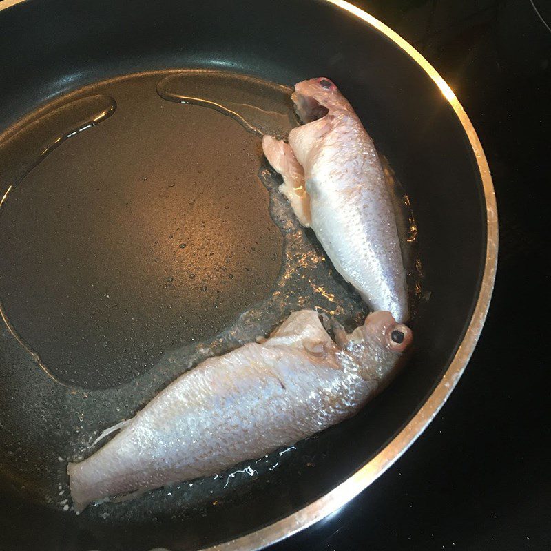 Step 3 Frying fish Fried fish with garlic chili sauce