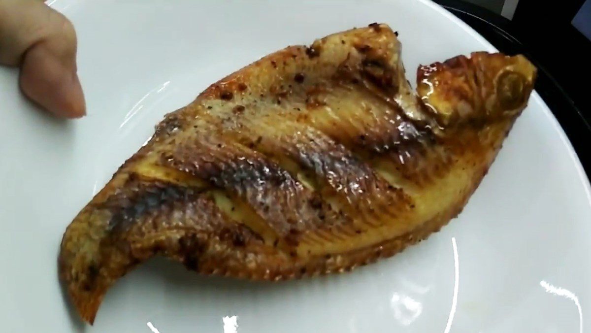 Fish fried with an oil-free fryer