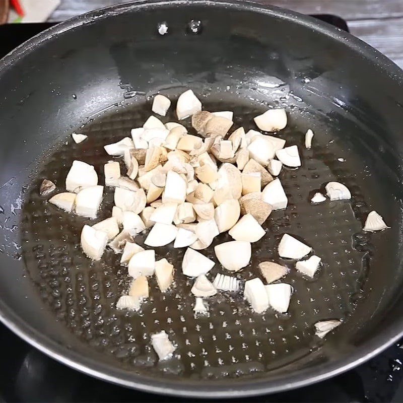 Step 3 Make straw mushroom sauce for tofu