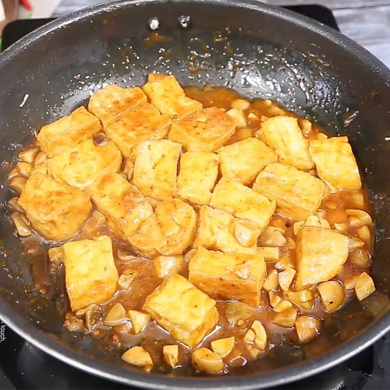 Step 4 Stir-fry tofu with mushroom sauce