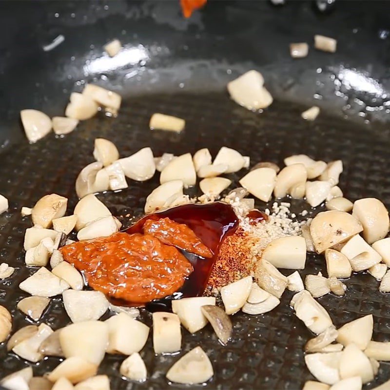 Step 3 Make straw mushroom sauce for tofu