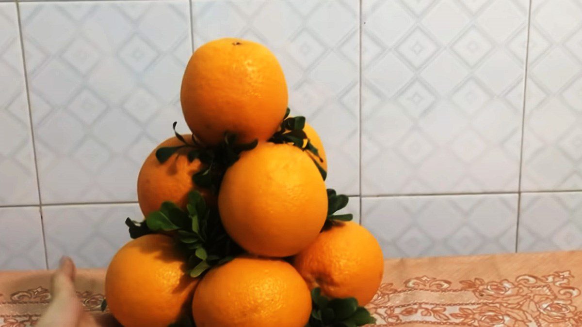 How to arrange a type of fruit with glue