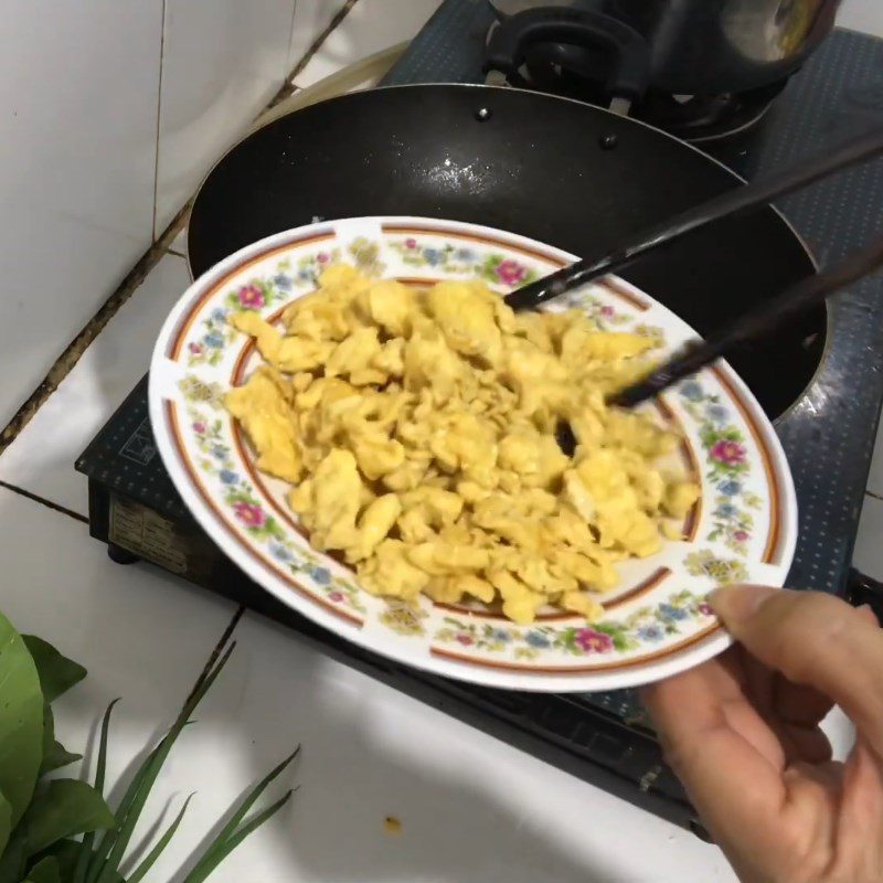 Step 3 Stir-fry eggs Stir-fried sweet cabbage with shrimp