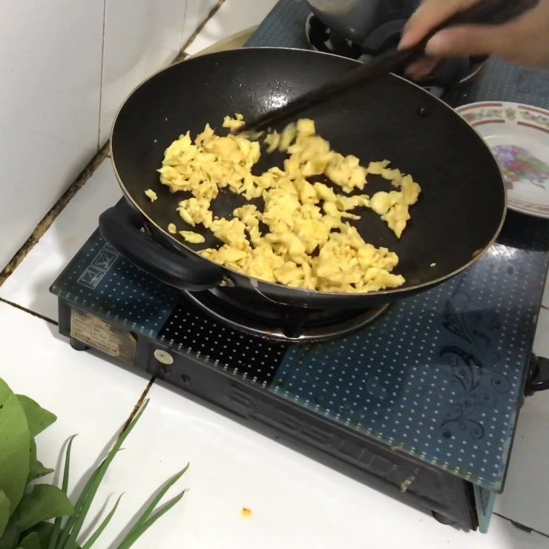 Step 3 Stir-fry eggs Stir-fried sweet cabbage with shrimp