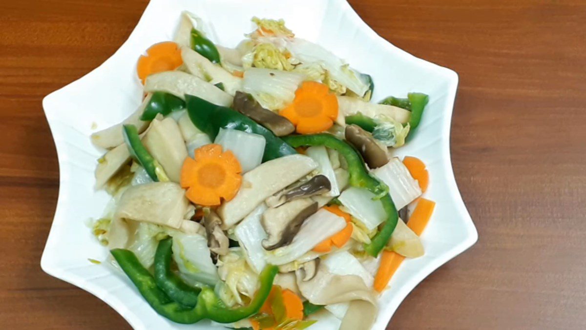 Stir-fried Chinese cabbage with chicken thigh mushrooms