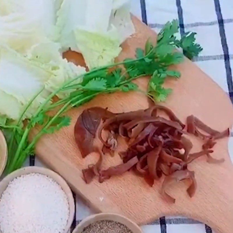 Step 1 Prepare the ingredients for stir-fried napa cabbage with wood ear mushrooms