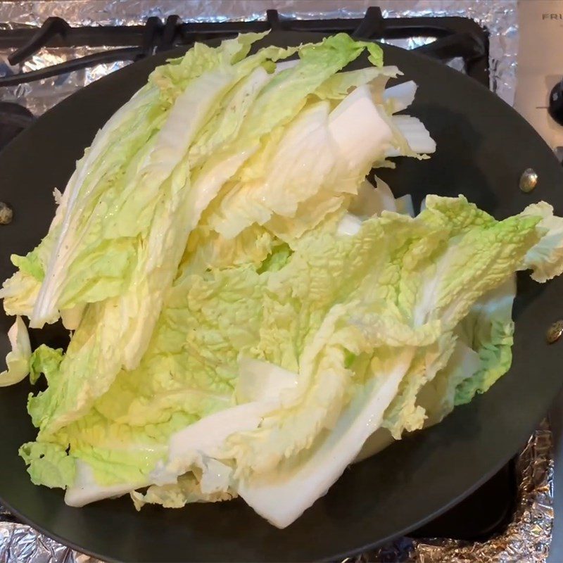 Step 2 Stir-fried Napa cabbage with garlic Stir-fried Napa cabbage with garlic